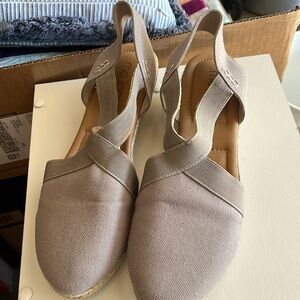 Me Too gray canvas, low heel, super comfy size 10 shoes